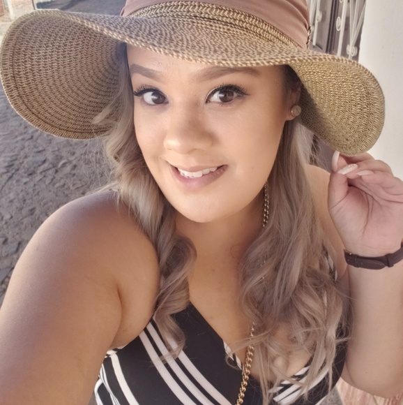 Meet your Posher, Cristina - Picture 1 of 1